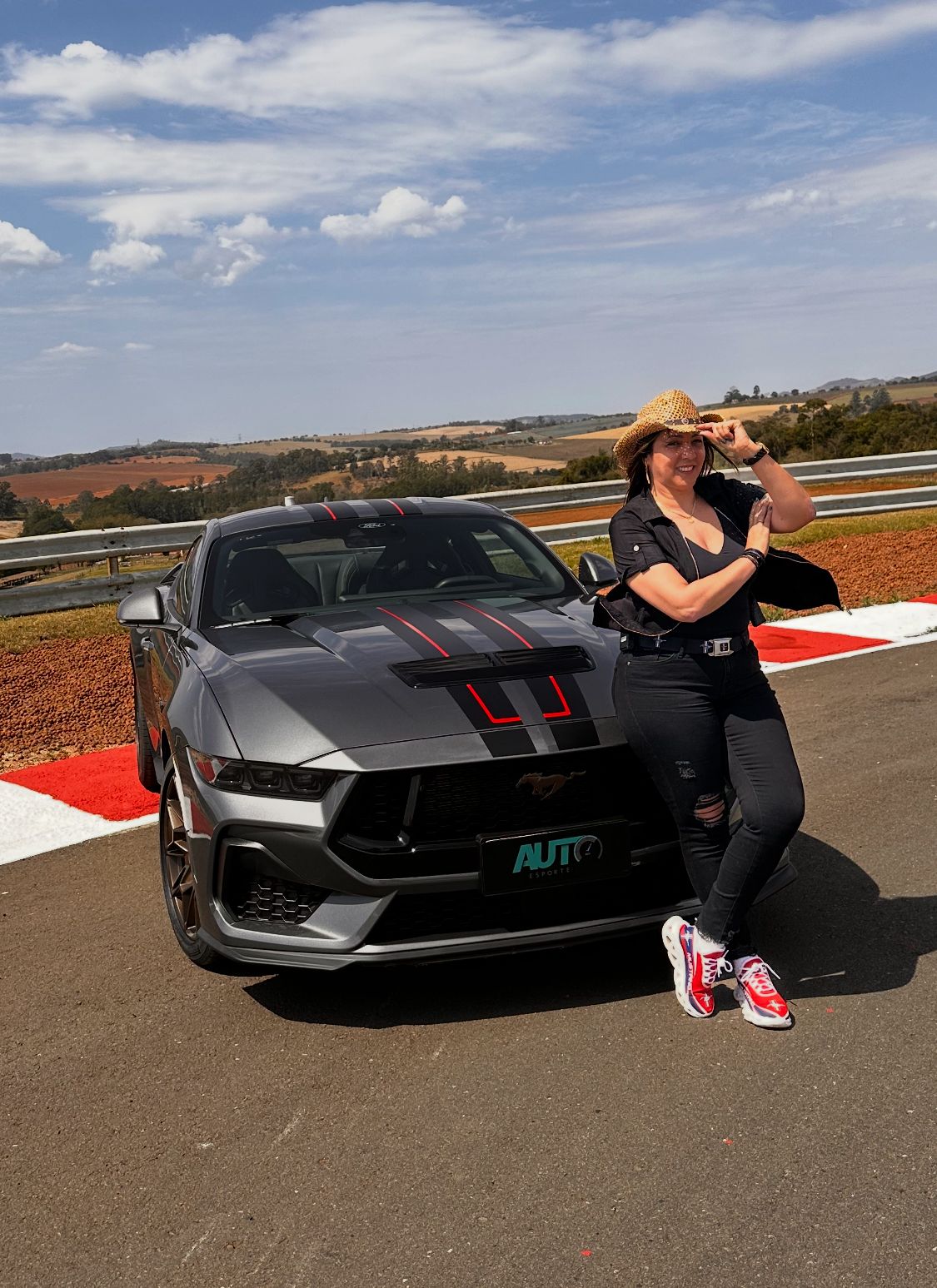 Angelica Cosentino e o Ford Mustang